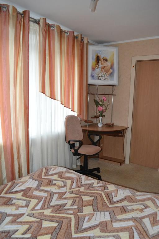 Roses Apartment In The City Center Chernihiv Room photo