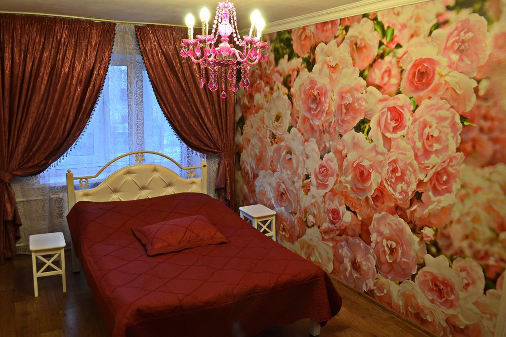 Roses Apartment In The City Center Chernihiv Exterior photo