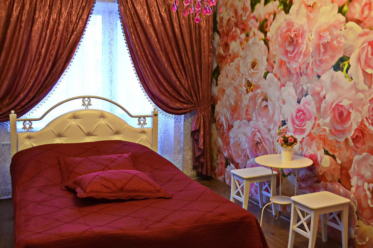 Roses Apartment In The City Center Chernihiv Exterior photo